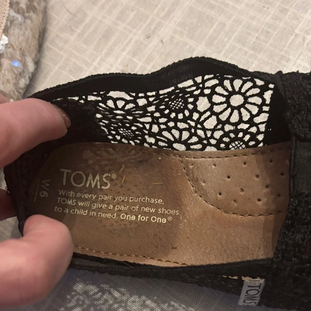 TOMS Women's Elegant Black Lace Flats